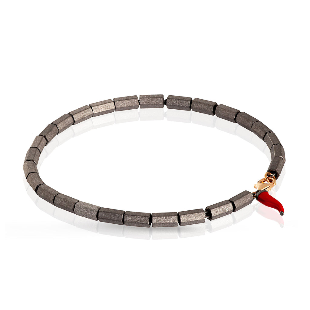 BRACCIALE UOMO A CILINDRI IN TITANIO, ORO ROSSO 9KT E CHARMS ROSSO PENDENTE