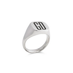 ANELLO SCUDO QUADRATO IN ARGENTO NUMERI E PAROLE COLLECTION Ref. AN219A