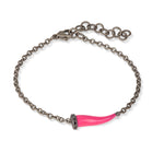 BRACCIALE CHARMS CON CORNETTO SMALTATO FUCSIA  IN TITANIO, 5 BLACK E CATENA