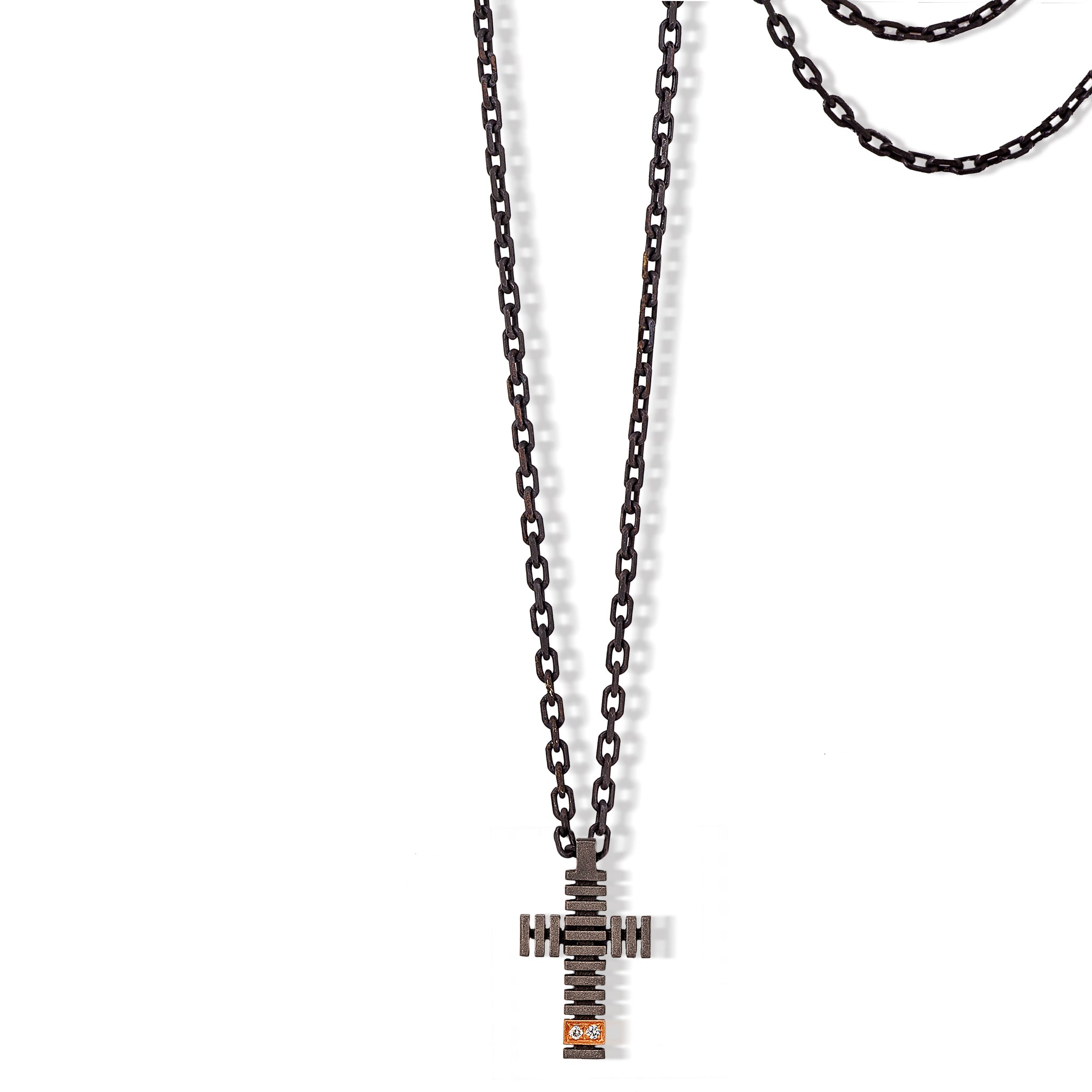 COLLANA CON CROCE PICCOLA MODELLO SINTH IN TITANIO CON INSERTO IN ORO ROSSO 18 KT E DIAMANTI WHITE, ORO ROSSO 9 KT.