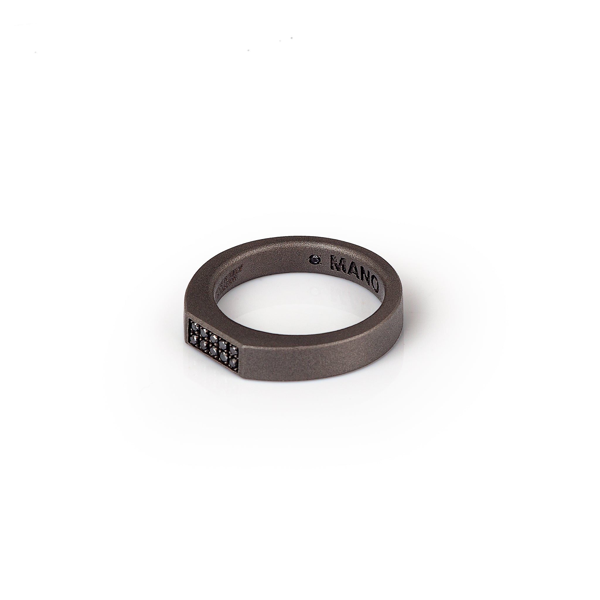 ANELLO UOMO IN TITANIO E  10 DIAMANTI BLACK.