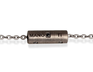 BRACCIALE CON CILINDRO CORTO IN TITANIO SATINATO, 6 DIAMANTI BLACK, CATENA CON CONTROMAGLIA IN ORO ROSSO 18KT.