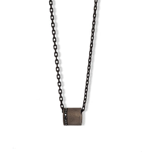COLLANA CON BARILOTTO  IN TITANIO, 9 DIAMANTI BLACK, ORO ROSSO 9 KT E CATENA.